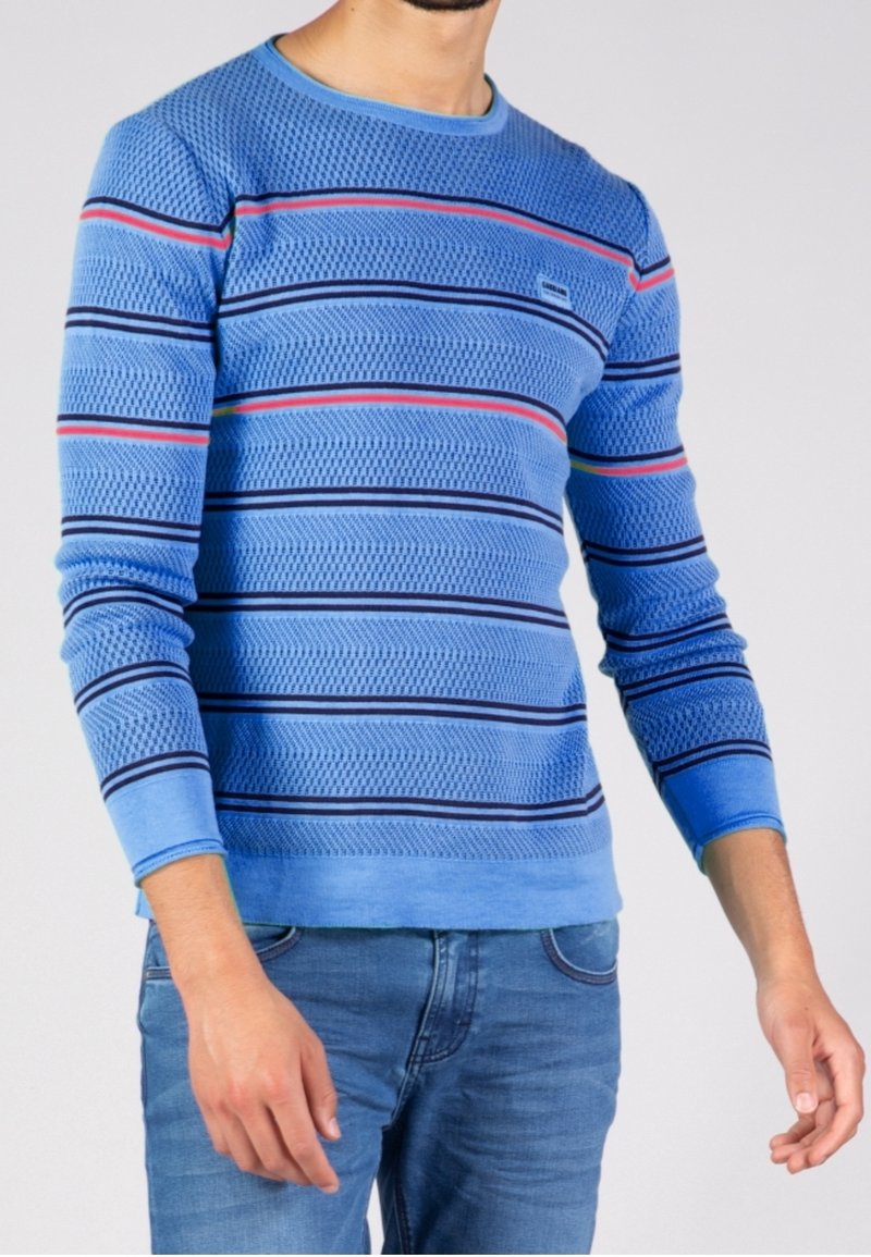 Blauer Strickpullover mit horizontalen Streifen in Marineblau, Rot und Grün. Gerippte Bündchen und Saum, mit einem runden Ausschnitt und strukturierter Oberfläche.