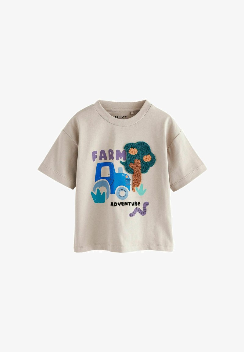 Bež puuvillane t-särk, millel on värvilised farmiteemalised graafika: sinine traktor, roheline puu oranžide aktsentidega ja lilla tekst, mis ütleb "FARM SEIKLUS."