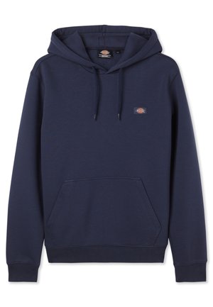 Marinblå hoodie tillverkad av bomullsblandat tyg, med en framficka, justerbar dragskohuva och en logopatch på vänstra bröstet.