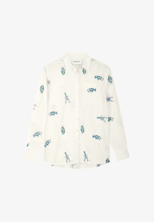 Witte blouse met lange mouwen en knopen, met een kraag, bedrukt met blauwe illustraties van kreeften en garnalen verspreid over de stof.