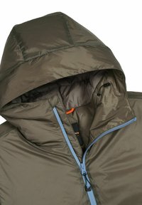Olivegrüne isolierte Jacke mit Kapuze, ausgestattet mit einem hellblauen Reißverschluss und orangen Akzenten. Das Material wirkt glatt und leicht.