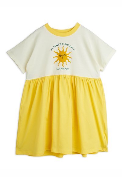 Vestido de manga corta con parte superior amarilla clara y falda amarilla acampanada, que presenta un gráfico de sol con texto verde que dice "SUMMER JAMBOREE CAMP RODINI."