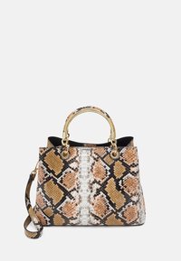 Sac à main en cuir façon peau de serpent marron et beige avec une poignée en métal doré, forme rectangulaire, et une bandoulière amovible. Texture lisse.