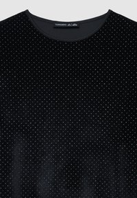 Czarna welwetowa bluzka z okrągłym dekoltem, zdobiona rozrzuconymi małymi kolorowymi kryształkami, gładka w dotyku i dopasowana.