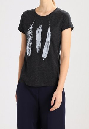 Sort bomulds t-shirt med korte ærmer, med tre hvide fjer-print på fronten. Letvægt, afslappet pasform.