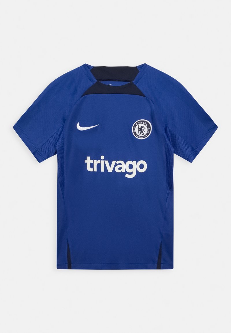 Maillot Chelsea FC bleu avec un col noir. Il présente un logo Nike blanc, le texte 'trivago' et le blason du club sur la poitrine. Manches courtes, design sportif.