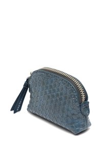 Niebieski, pleciony skórzany portfel na monety o zaokrąglonym kształcie, z zamkiem błyskawicznym w kolorze srebrnym i skórzanym uchwytem. Teksturowana powierzchnia o wyraźnym wzorze.
