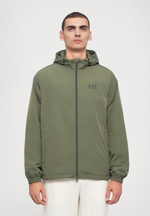 Olijfgroen ritsjack met een capuchon, elastische manchetten en zijzakken; heeft een klein logo op de borst en een gladde, lichtgewicht stof.