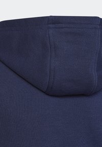 Marinblå hoodie i strukturerad tyg med ribbade mudd. Har en slät huva och sömsdetaljer. Klassisk passform.