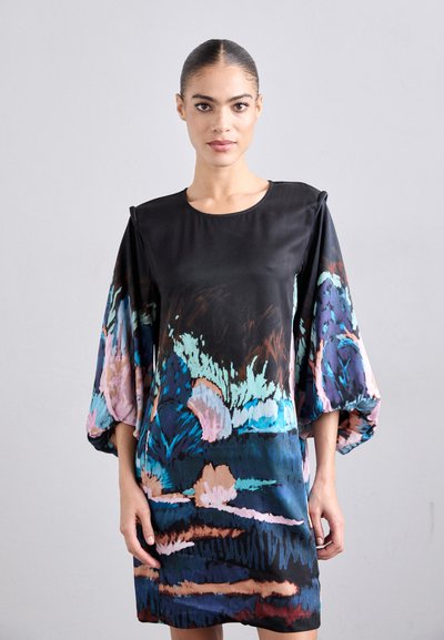 Rochie din satin neagră cu modele florale colorate; are mâneci lungi și voluminoase și un decolteu rotund, cu o textură netedă.