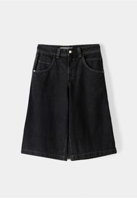 Culottes de denim negro con cintura alta, dos bolsillos frontales y detalle de costura central. Cierre de botón y costura mínima.