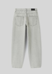 Jeans en denim gris clair avec un design à jambe droite, cinq poches et une pièce en cuir à l'arrière. Texture lisse avec des détails de surpiqûres subtils.