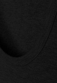 Débardeur noir côtelé avec un col rond et un tissu texturé. Le matériau semble doux avec un léger extensible.