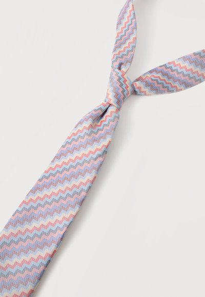 Cravate en soie avec nœud, présentant un motif en zigzag aux couleurs pastel comprenant du rose, du bleu et du beige sur un fond clair.
