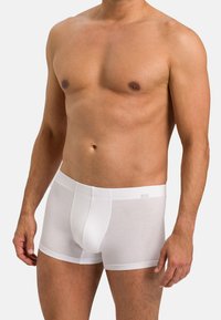 Vita bomull boxerkalsonger med en tight design, som har en mjuk midjeresår och platta sömmar för komfort. Slät textur, minimal varumärkesidentifikation.