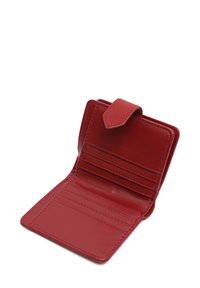 Portafoglio rosso in pelle con un design semplice, dotato di più scomparti per carte e una chiusura sicura. Texture liscia, senza modelli visibili.