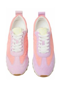 Farverige sneakers med et design i pink og lavendel, der har en blanding af glatte og ruskindsteksturer, hvide snørebånd og en strop.