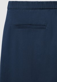 Rückseite von marineblauen Hosen mit einer eingesetzten Gesäßtasche und einem gerafften elastischen Bund.