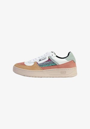 Baskets multicolores avec un dessus en cuir et en daim. Les caractéristiques incluent un devant à lacets blancs, un côté à motif texturé et une semelle épaisse crème.