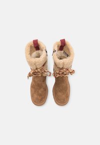 Brązowe zamszowe botki z futrzanym kołnierzem, wzorzystym sznurowaniem i czerwonymi akcentami; zaprojektowane z myślą o ciepłe i wygodzie, z solidną podeszwą i detalami zamka.