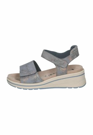 Sandales compensées en cuir bleu pâle avec deux brides réglables, une semelle intérieure rembourrée et une semelle extérieure beige texturée pour une meilleure adhérence.