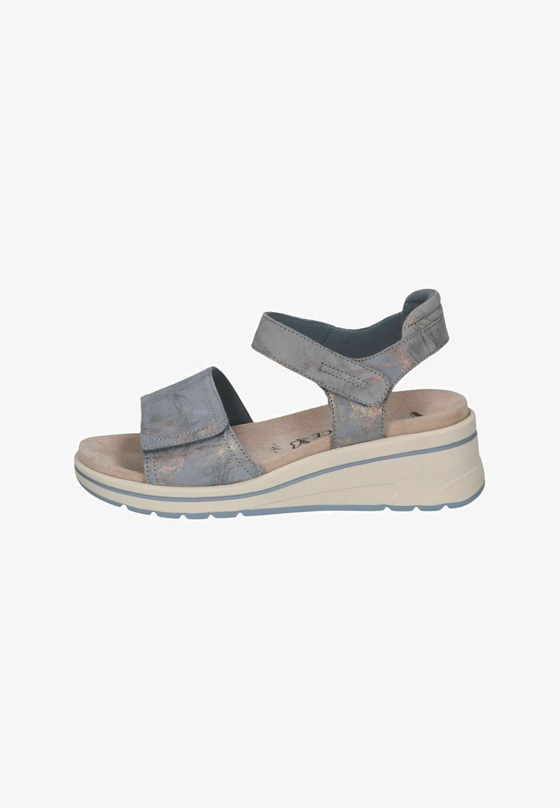 Sandales compensées en cuir bleu pâle avec deux brides réglables, une semelle intérieure rembourrée et une semelle extérieure beige texturée pour une meilleure adhérence.