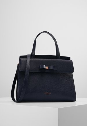 Marine gestructureerde handtas van textuurleer, met een voorklep, een strikaccent en dubbele draaghandvatten met een afneembare schouderriem.