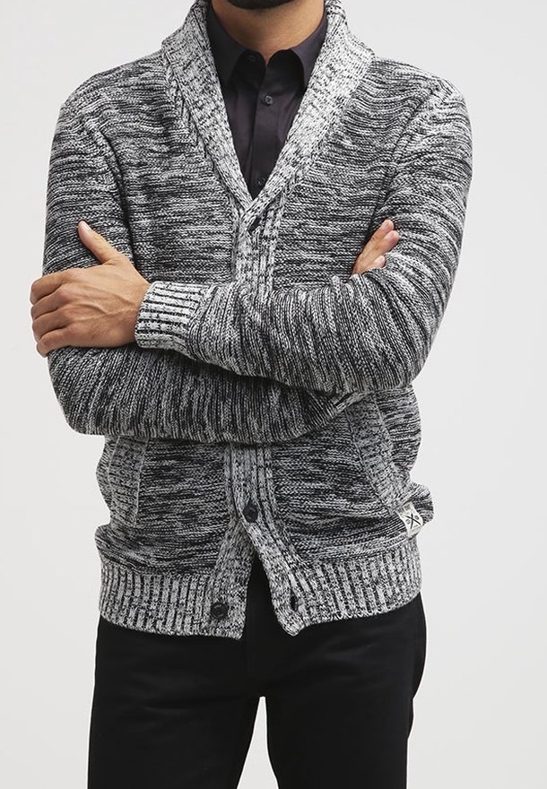 Grå och svart stickad cardigan med sjalkrage, med knappstängning och ribbade muddsvärmar. Tyget har en texturerad yta.