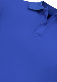 Koninklijk blauwe polo met korte mouwen, twee knopen, een klassieke kraag en een gladde stofstructuur. Heeft een subtiele stikdetail bij de kraag.