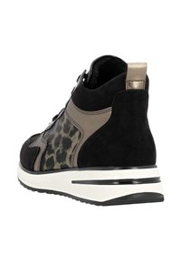 Sneaker en daim noir avec panneau latéral en imprimé léopard, accents métalliques et semelle blanche avec une bande noire et argent. Design montante.