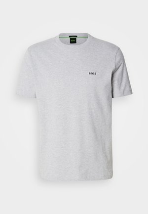 Šedé bavlněné tričko s kulatým výstřihem, krátkými rukávy a malým černým logem "BOSS" na hrudi. Hladká textura, neformální design.