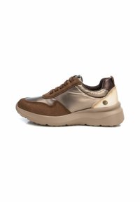 Zapatos deportivos marrones con una mezcla de texturas metálicas y de ante. Forma redondeada, cuello acolchado y suela de goma gruesa. Diseño clásico de cordones.