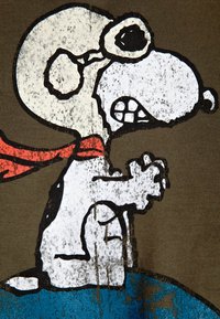 T-shirt con una stampa invecchiata di un beagle in preghiera con una sciarpa rossa, su uno sfondo verde oliva scuro e dettagli blu.