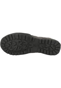 Černá gumová podrážka s hlubokým vzorkem pro lepší přilnavost; nese branding "DOCKERS BY GERLI". Horní materiál vypadá texturovaně, což zvyšuje odolnost.