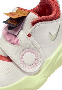 Nike Performance TEAM HUSTLE D 11 - Scarpe da basket - summit white/barely volt-coconut milk