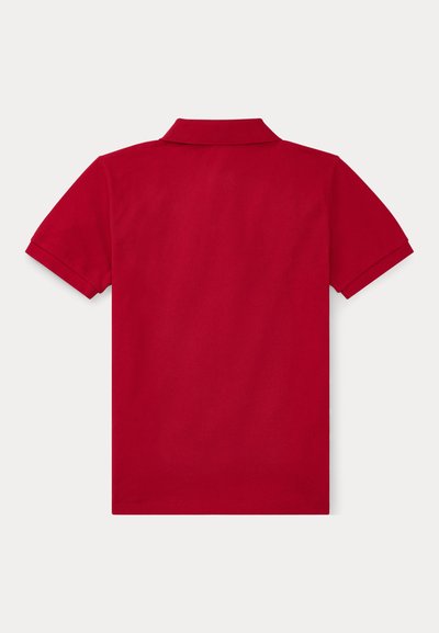 Rood poloshirt met korte mouwen, gezien van achteren met een opgevouwen kraag op een effen lichte achtergrond.