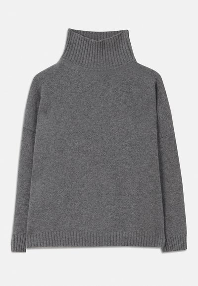 Dunkelgrauer, gerippter Rollkragenpullover mit langen Ärmeln und weitem, geripptem Saum und Bündchen, flach auf einem weißen Hintergrund ausgelegt.