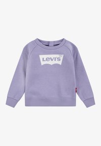 Lila sweatshirt med en vit Levi's-logotyp. Har ribbade muddar och nederkant, rund halsringning och en mjuk bomullstextur.