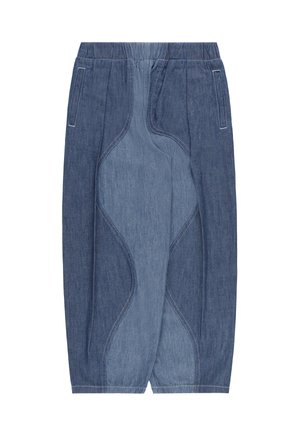 Pantaloni larghi in denim blu con vita elasticizzata, due tasche laterali e pannello curvo a contrasto sul davanti.