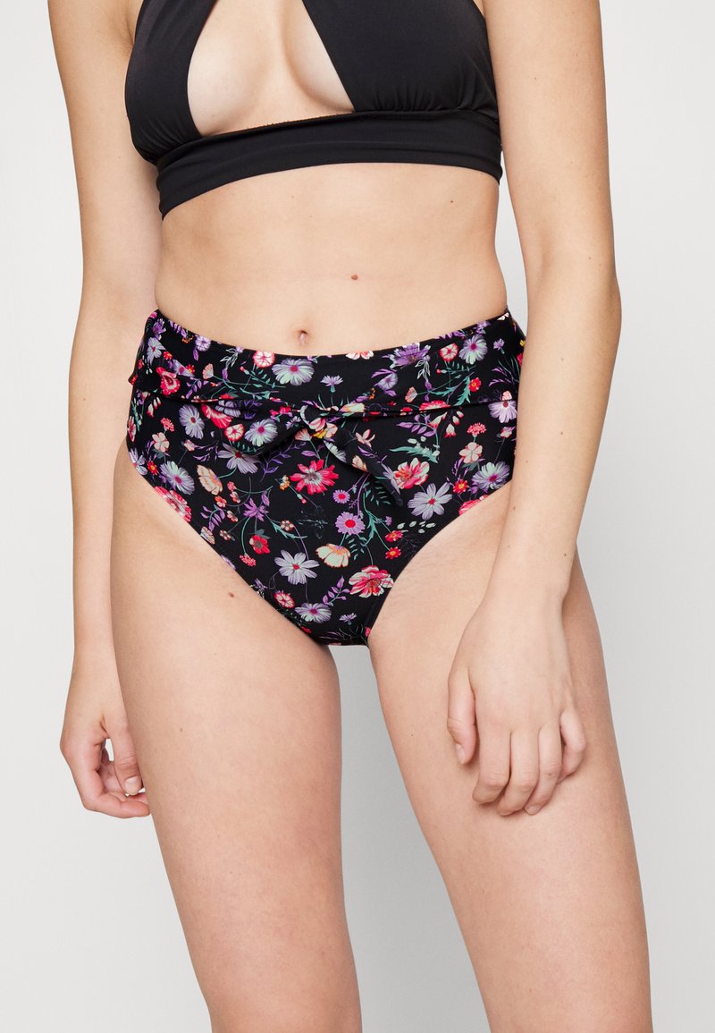 Parte de baixo de biquíni de cintura alta em preto com um padrão floral. Apresenta um detalhe de laço na frente e tem uma textura suave e elástica.