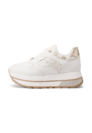 Sneaker bianco con tomaia in pelle texturizzata, accenti dorati e suola a piattaforma. Presenta punta arrotondata e cuciture dettagliate.