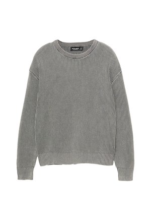 Maglione a costine grigio con collo rotondo, maniche lunghe e vestibilità ampia. Tessuto testurizzato con sottili linee orizzontali e polsini a costine.