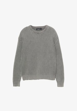 Grauer gerippter Strickpullover mit Rundhalsausschnitt, langen Ärmeln und entspannter Passform. Strukturierter Stoff mit subtilen horizontalen Linien und gerippten Bündchen.