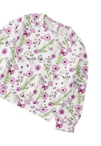 Camisa blanca de manga larga con estampado floral y de mariposas en rosa y púrpura, con hojas verdes y cuello cerrado.