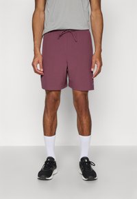 Menns bordeauxfargede shorts med elastisk liv og snøring, preget av en glatt tekstur og en subtil logoaksent på siden.