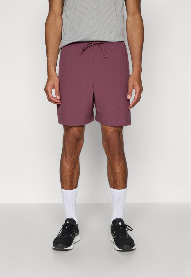 Menns bordeauxfargede shorts med elastisk liv og snøring, preget av en glatt tekstur og en subtil logoaksent på siden.