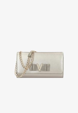 Bolso de mano plateado metálico con una correa de cadena, logotipo "V" prominente, detalle de cinta texturizada y superficie lisa. Cuenta con una forma rectangular.