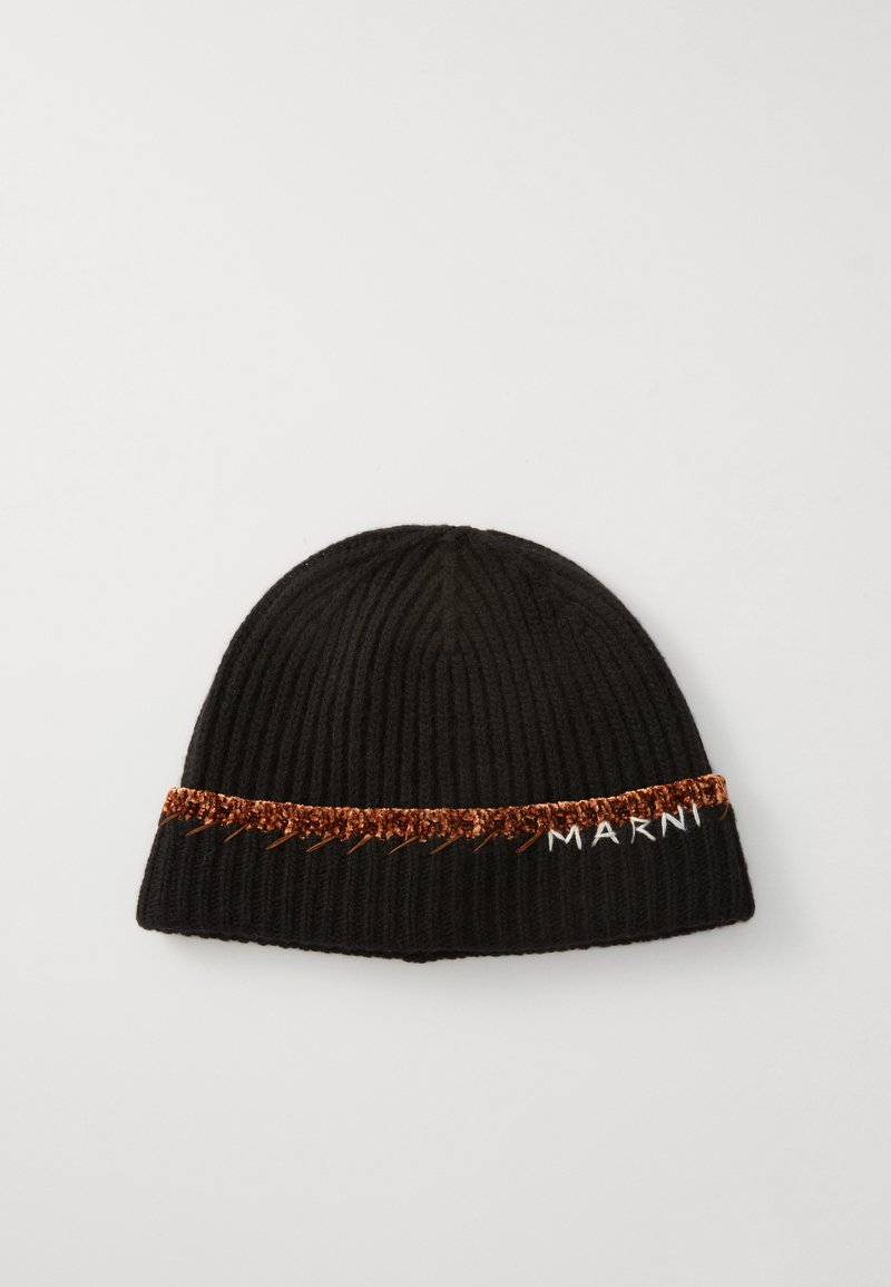 Beanie nera lavorata a maglia con texture a coste, dotata di un nastro glitterato arancione e del logo bianco "MARNI" ricamato sulla parte anteriore.