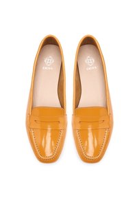 Mocassins en cuir verni jaune avec un bout carré, des coutures décoratives et un accent de sangle surélevé. L'intérieur est doublé d'un beige lisse.