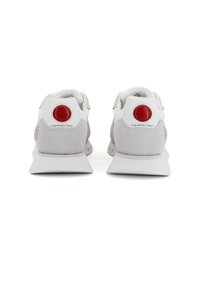 Sneaker grigie e bianche con una texture in suede, caratterizzate da un accentuato cerchio rosso sul tallone e l'etichetta "Engineered in Tokyo".